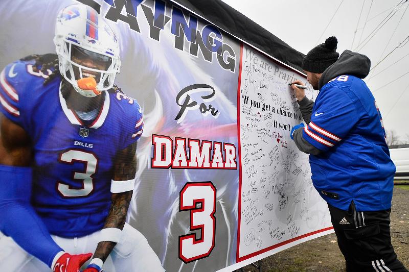 Damar Hamlin fan (Adrian Kraus-AP)