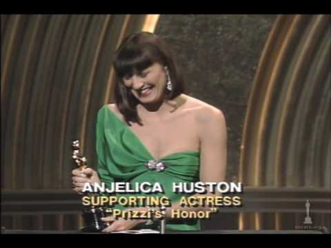 Angelica Huston accepts her Oscar in 1986 for "Prizzi's Honor"