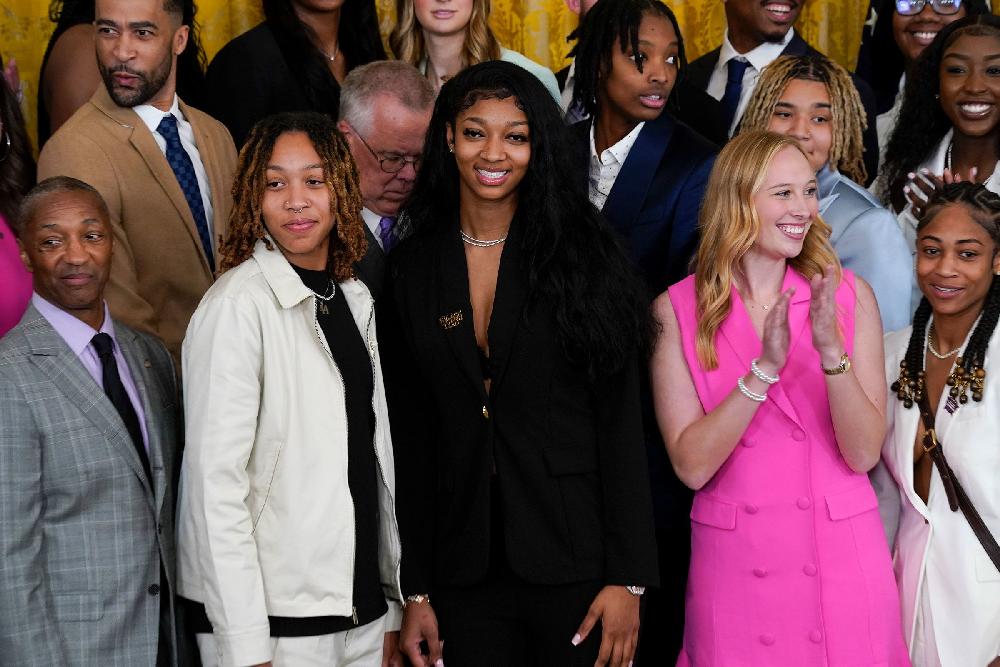 Angel Reese & LSU B-ball team at White House (Evan Vucci-AP) 