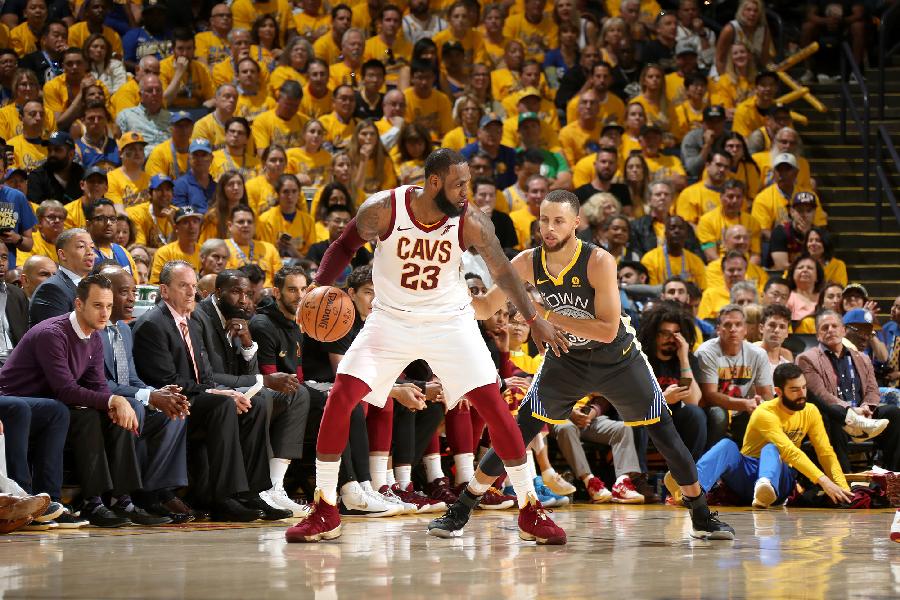 LeBron James vs Steph Curry (Nathaniel S Butler-NBAE-Getty Images) 