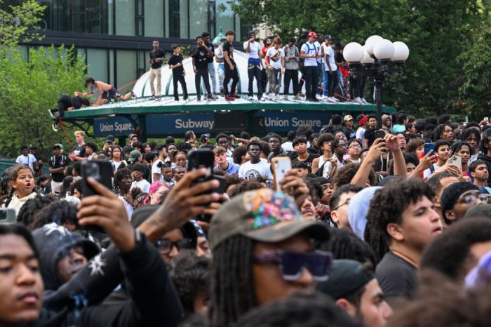 YouTuber Causes Riot In New York's Union Square With Video Game Unit Giveaway