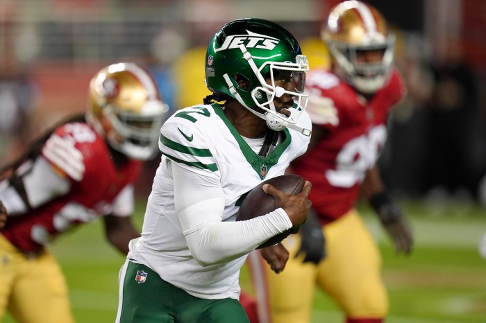 New York Jets quarterback Tyrod Taylor runs the ball